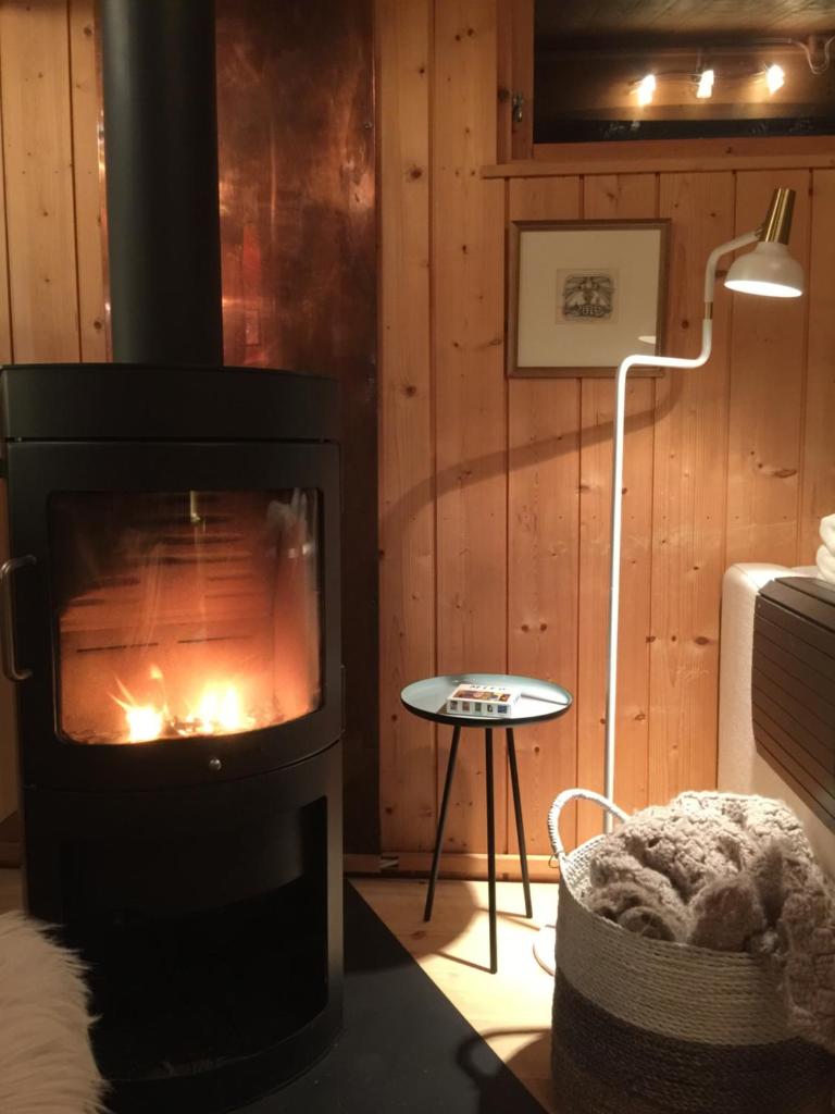 Lovely Cabin Close to the Blue Lagoon with hot tube photo 3
