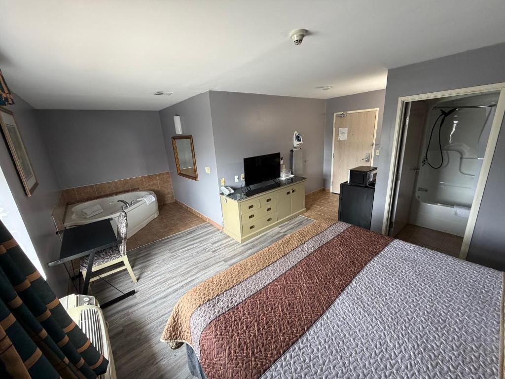 London Travel Inn Room Type - 1 Suite King Bed Non-Smoking Jacuzzi Tub