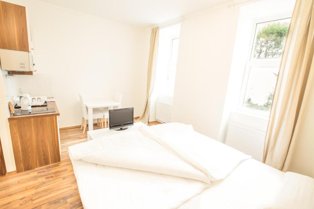 Студио (Апартаменты открытой планировки с видом на сад (для 1-2 взрослых)), Grand Central Studio Apartments