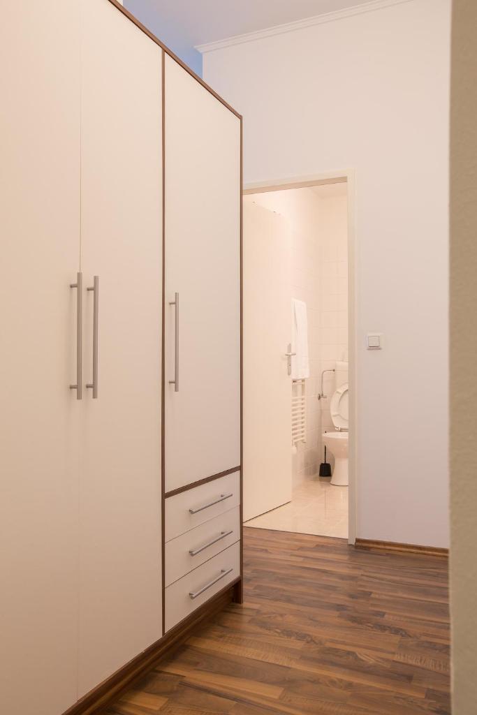 Студио (Апартаменты открытой планировки с видом на сад (для 1-2 взрослых)), Grand Central Studio Apartments