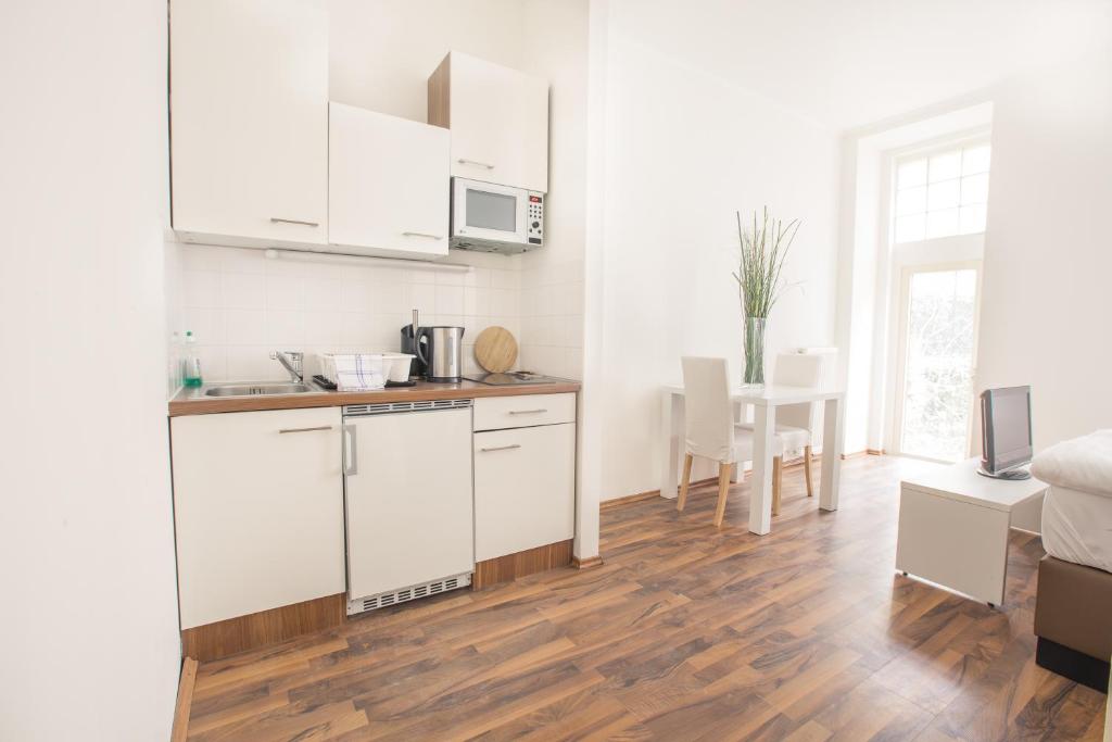Студио (Апартаменты открытой планировки с видом на сад (для 1-2 взрослых)), Grand Central Studio Apartments