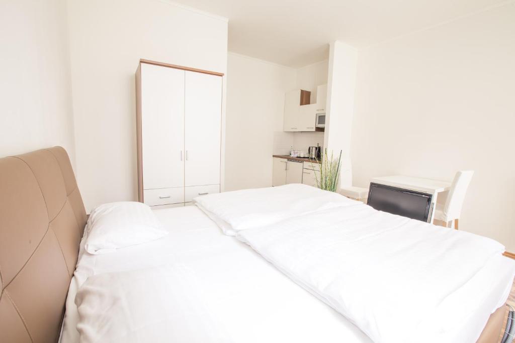 Студио (Апартаменты открытой планировки с видом на сад (для 1-2 взрослых)), Grand Central Studio Apartments