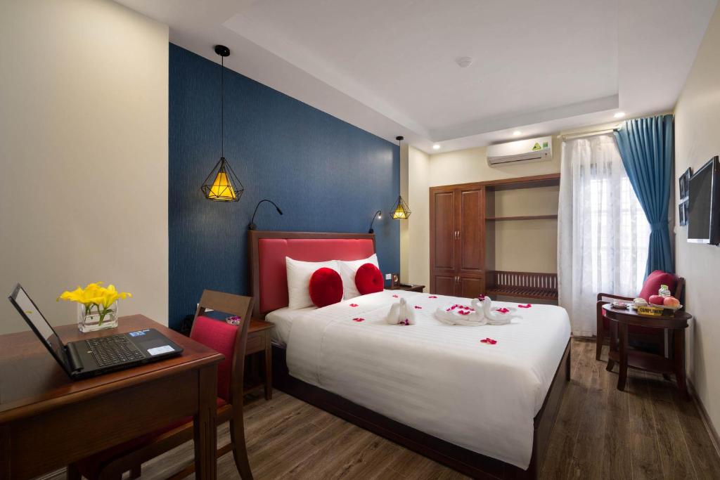 Holiday Emerald Hotel 