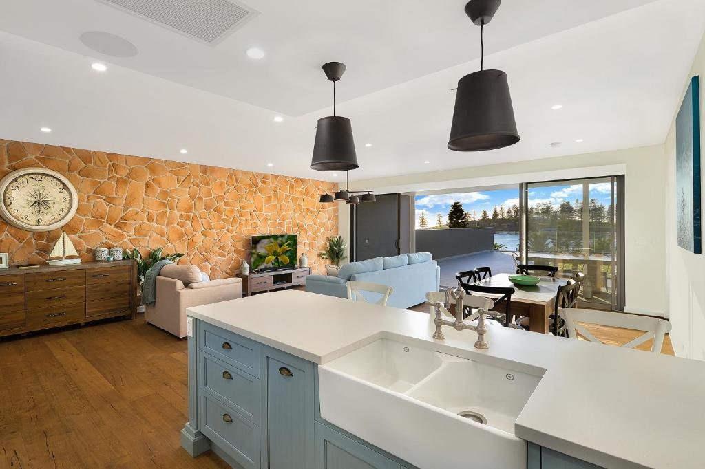 Belle Vue- Penthouse at Black Beach photo 4