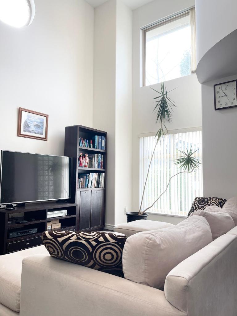 Cozy Guest Rooms Near UBC, Downtown and Beaches - Tap to explore photos