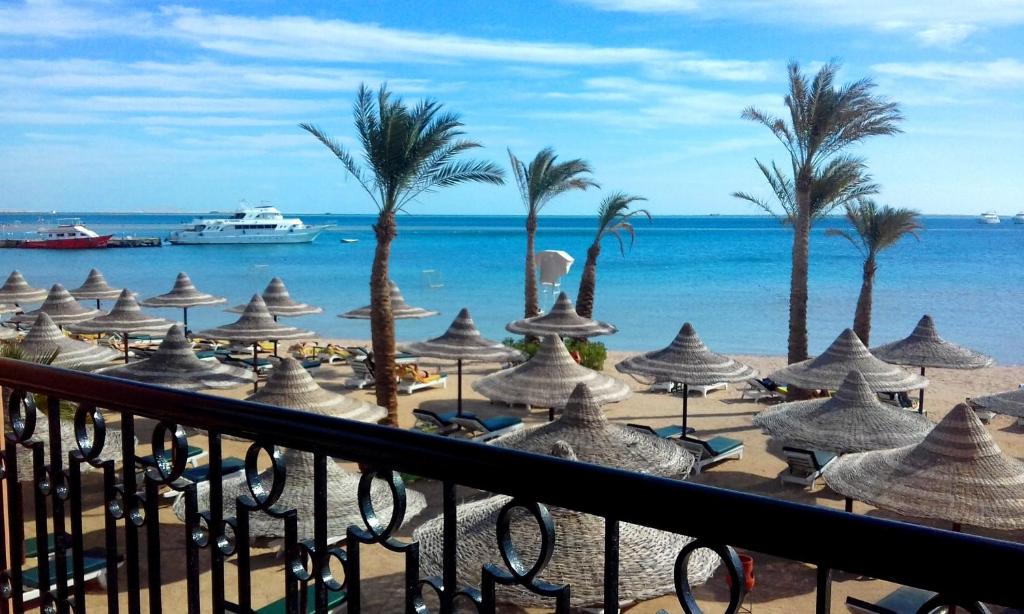 Сьюит (Полулюкс (для 2 взрослых и 1 ребенка)), Giftun Azur Resort