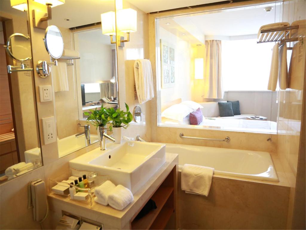 Двухместный (Only for Mainland Chinese Citizens with Chinese ID Card - Executive Double Room), Jing Lun Hotel