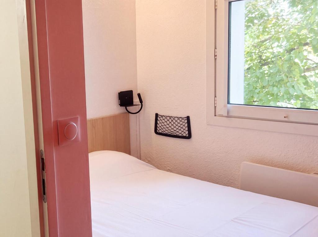 Unisotel Bollène A7 rénové Ex-Hotel F1 - Tap to explore photos
