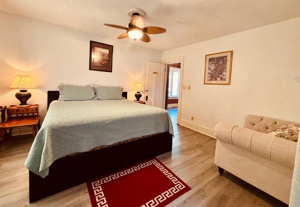 Adorable 2-bedroom unit with jacuzzi beside falls
