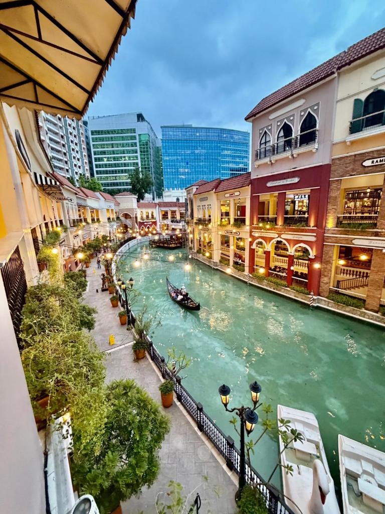 Bell Place at Venice Luxury Mckinley Hill