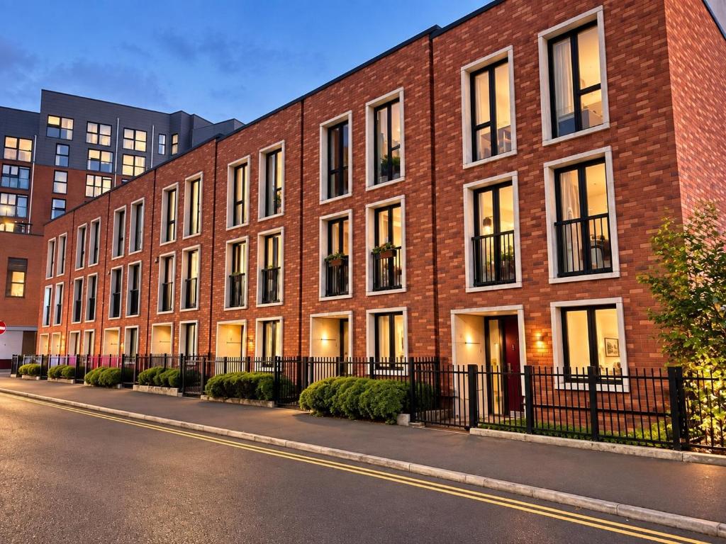 Spacious 3 Bed Modern House, Sleeps 6, Free Parking & Garden, Manchester City Centre