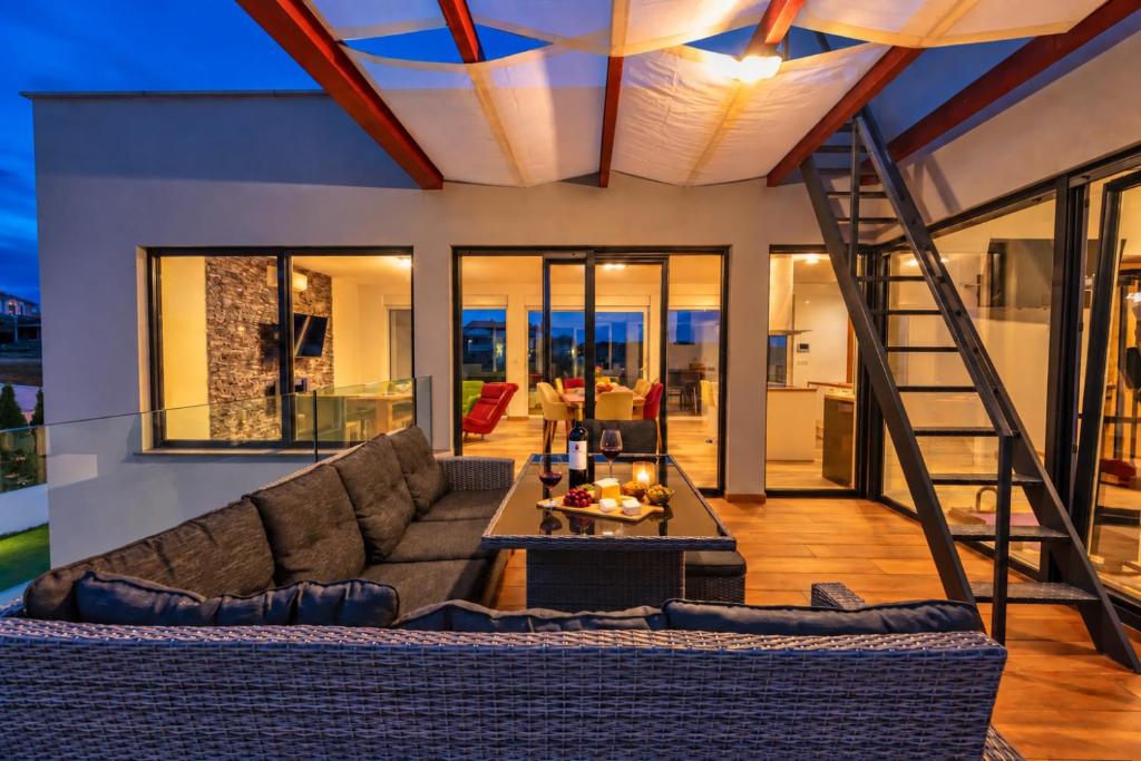 Villa am Meer mit Pool & Kinderpool - Leon's Holiday Homes - Tap to explore photos