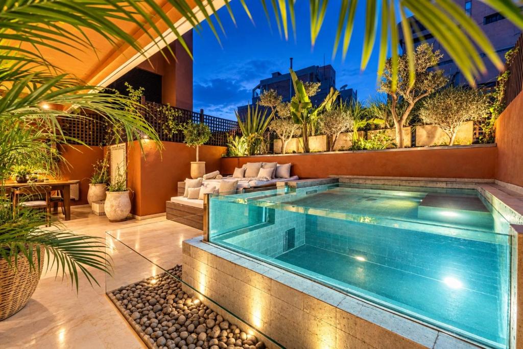 Luxury 2-Bedroom Apartment in City Center Jacuzzi & Heated Pool, Marrakech