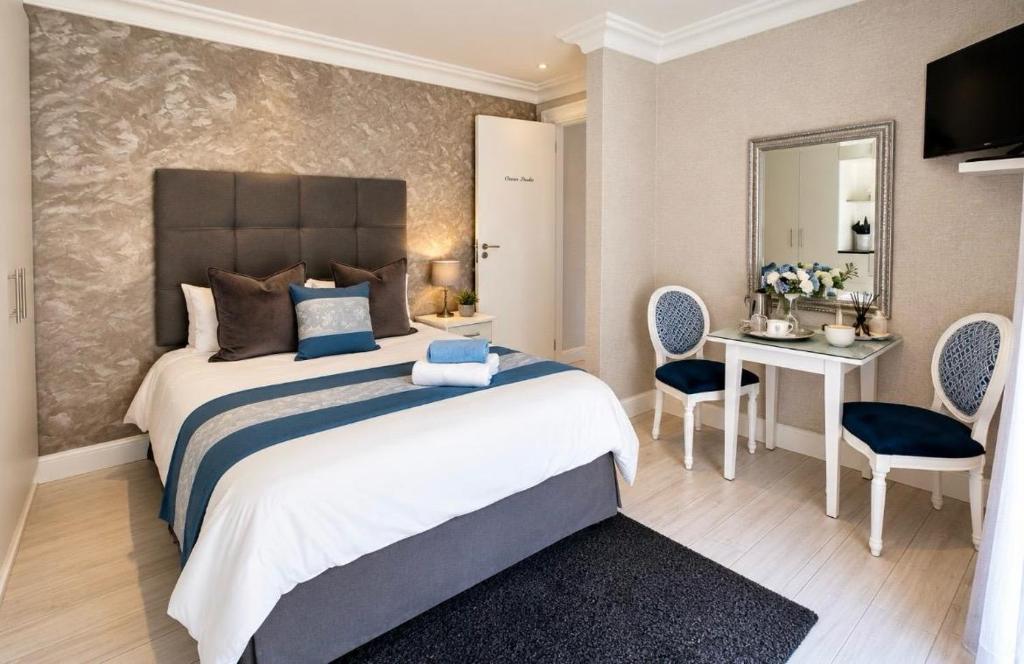 OCEAN BREEZE SUNSET BEACH - Boutique Guesthouse - Cape Town - Tap to explore photos