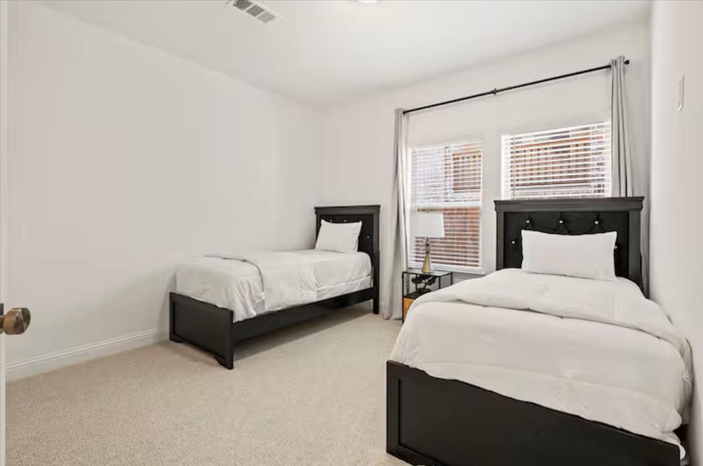 Shop & Store Oasis, 13min from Airport, Prime Spot