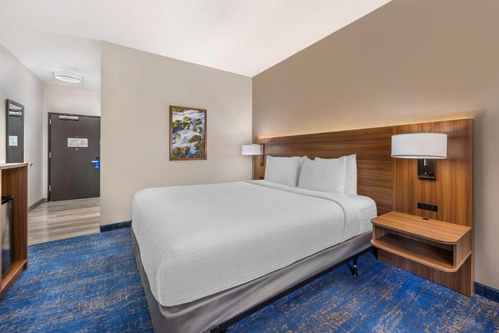 Best Western Plus Portland Airport Hotel & Suites - Tap to explore photos