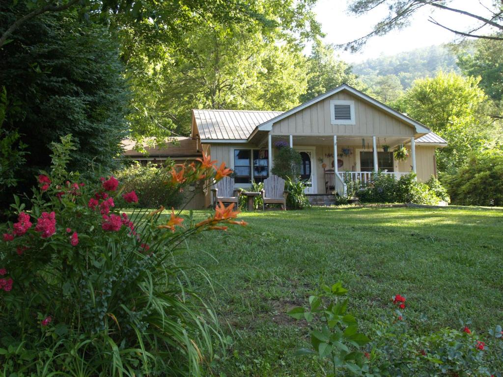 Henson Cove Place Bed and Breakfast w/Cabin photo 4
