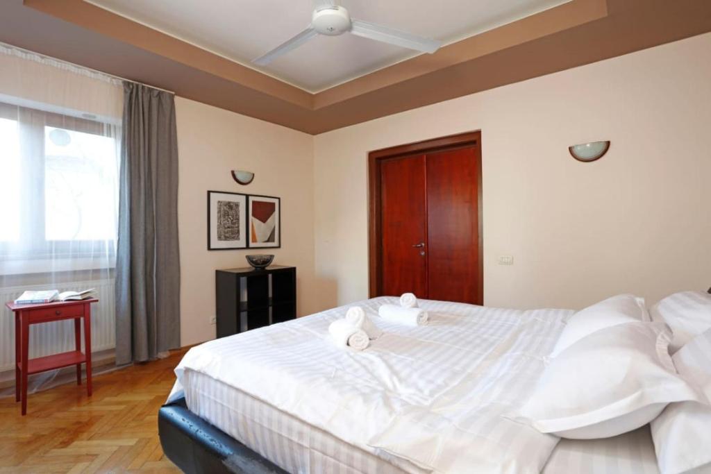 Cozy & Roomy -3BDR Near Old Town -Chill & Relax - Tap to explore photos