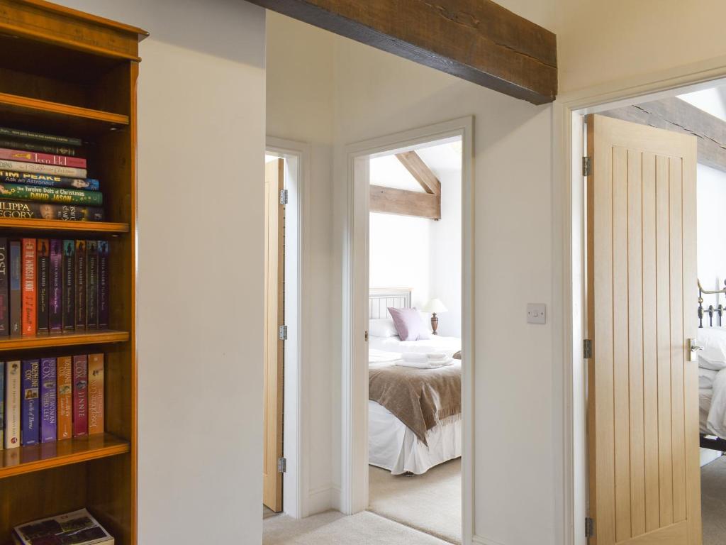 Apple Tree Barn- Uk40791