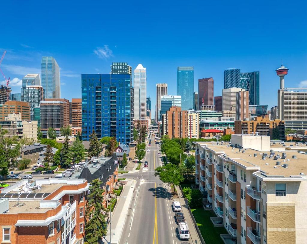 Beltline 1BR Apartment near 17th Ave – Calgary Tower Views, Underground Parking - Tap to explore photos