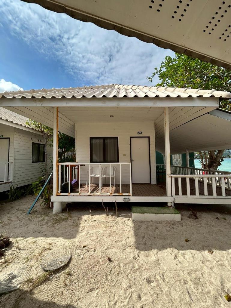 Apichada Beach Resort Room Type - Triple Room with Sea View