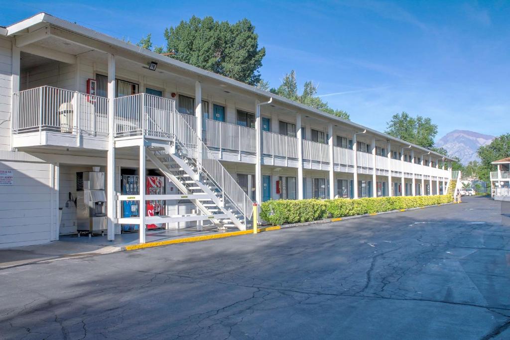 Motel 6 Bishop, CA image