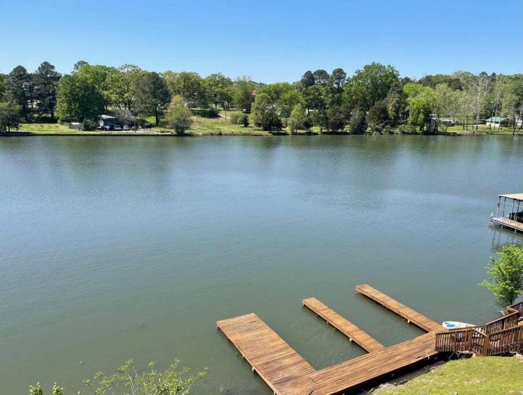 Ember’s View, Spa City Jewel- Lovely Lake Condo