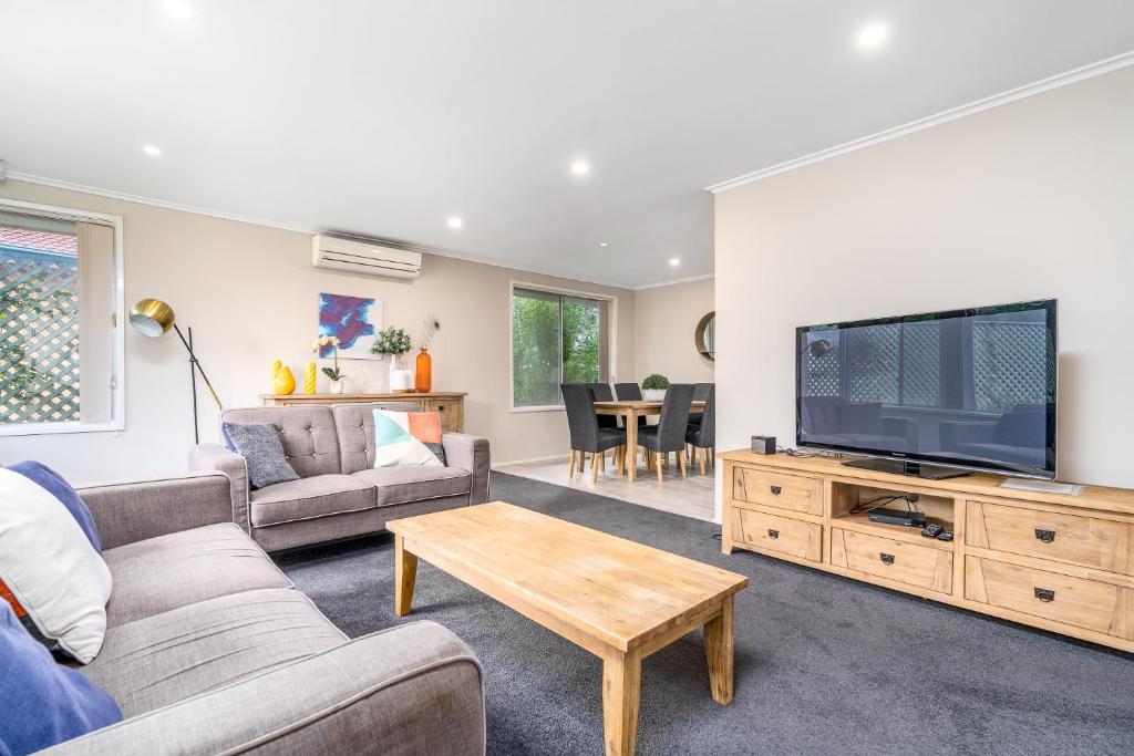 Luxurious 4 Bedroom Home in Chifley Room Type - Four-Bedroom House
