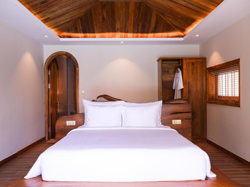 The Tahiti Beach Hotel - Tap to explore photos