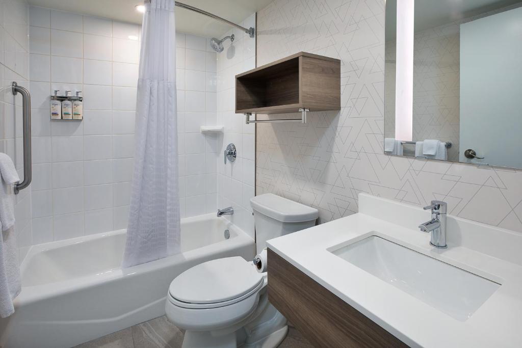 Holiday Inn Express & Suites FREDERICTON - Tap to explore photos