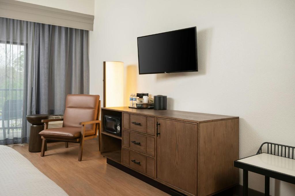 Courtyard by Marriott New Braunfels River Village Room Type - Room, 2 Queen Beds, Hearing Accessible, River View (Balcony)