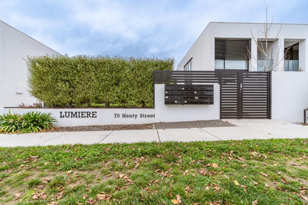 2-Storey Lumiere Townhouse with Private Courtyard - Hosted by Canstay, Canberra