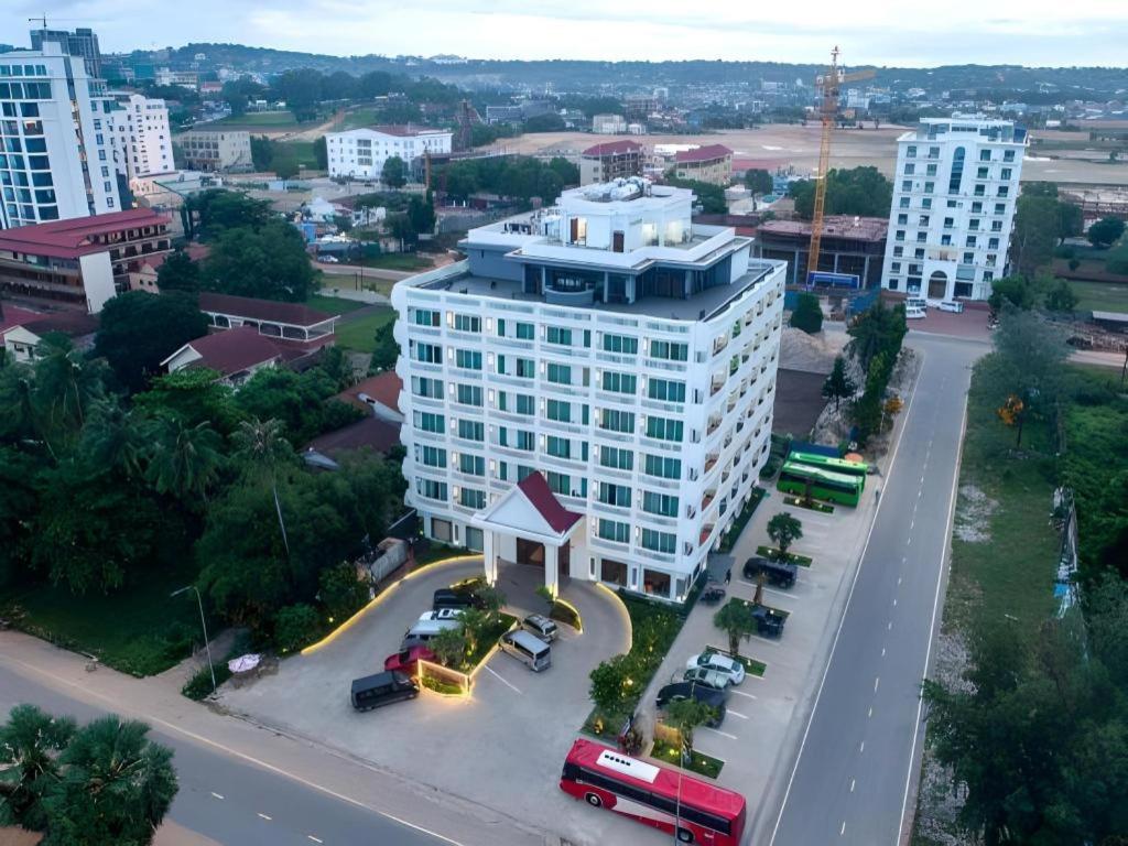 The Palm Hotel, Mittakpheap