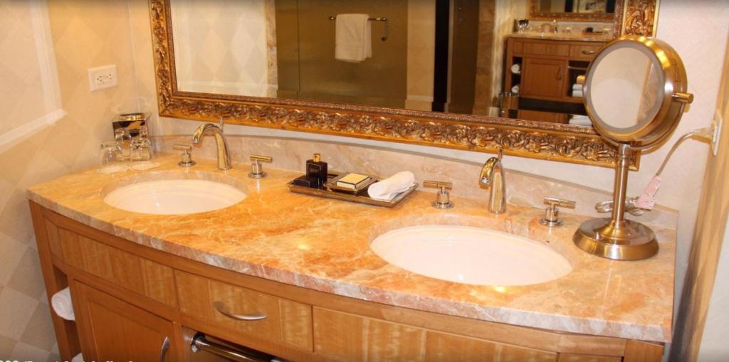 Четырехместный (Улучшенный номер с 2 кроватями размера «queen-size»), Trump International Hotel Las Vegas