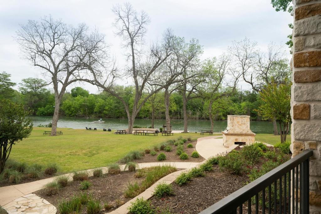 Courtyard by Marriott New Braunfels River Village Room Type - Queen Room with Two Queen Beds, River View and Balcony