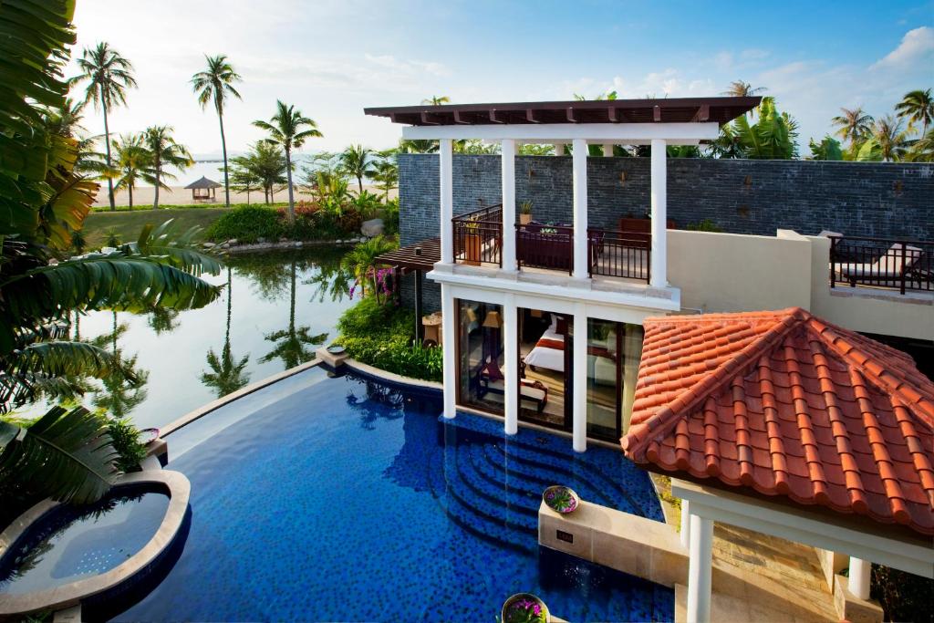 Вилла (Вилла с бассейном и видом на залив Лухуэйтоу, рядом с океаном), Banyan Tree Sanya