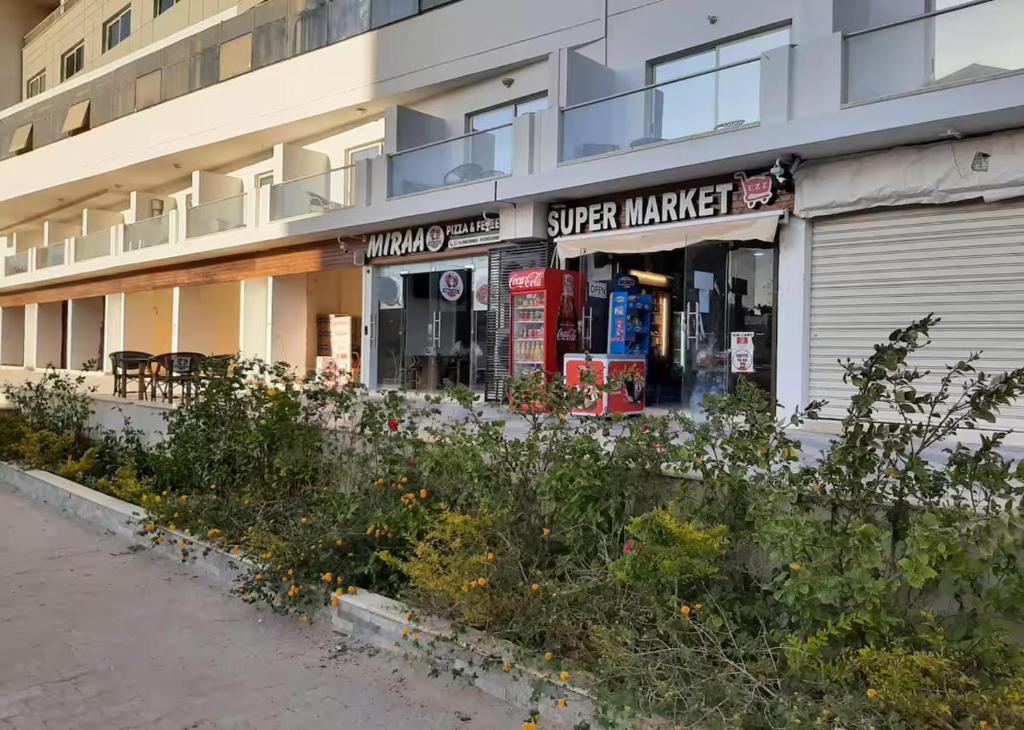 10 STEPS from BEACH and CITY HEART, Furnished with Modern Kitchenette, Hurghada
