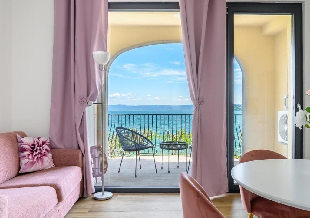 Casa Vacanze Maddalena - Palazzetto sul lago - Diamante Rosa