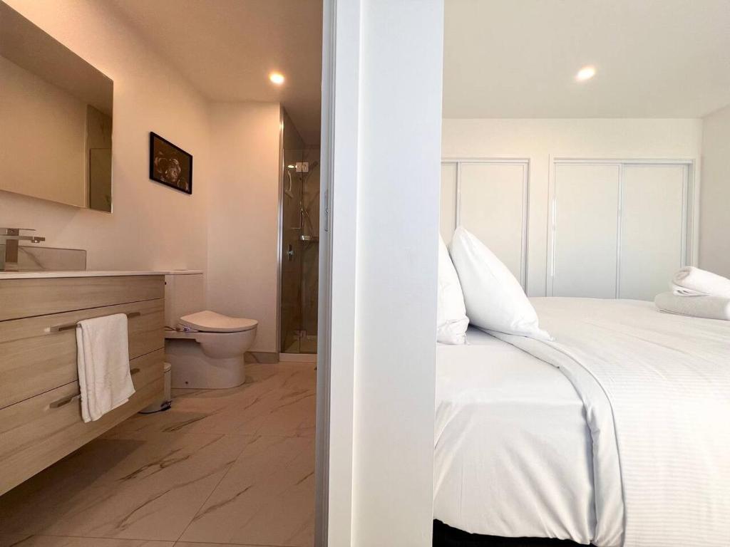 Lichfield Three Bedroom Townhouse with Super King Suite - Tap to explore photos