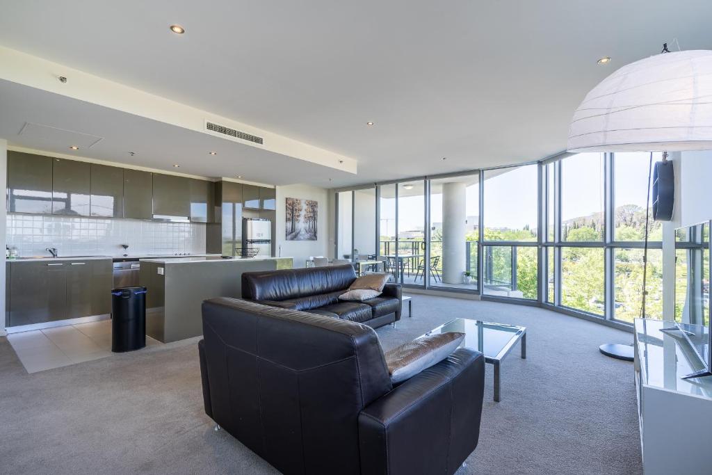 Stylish Phillip apartment with gym and pool - Hosted by CanStay