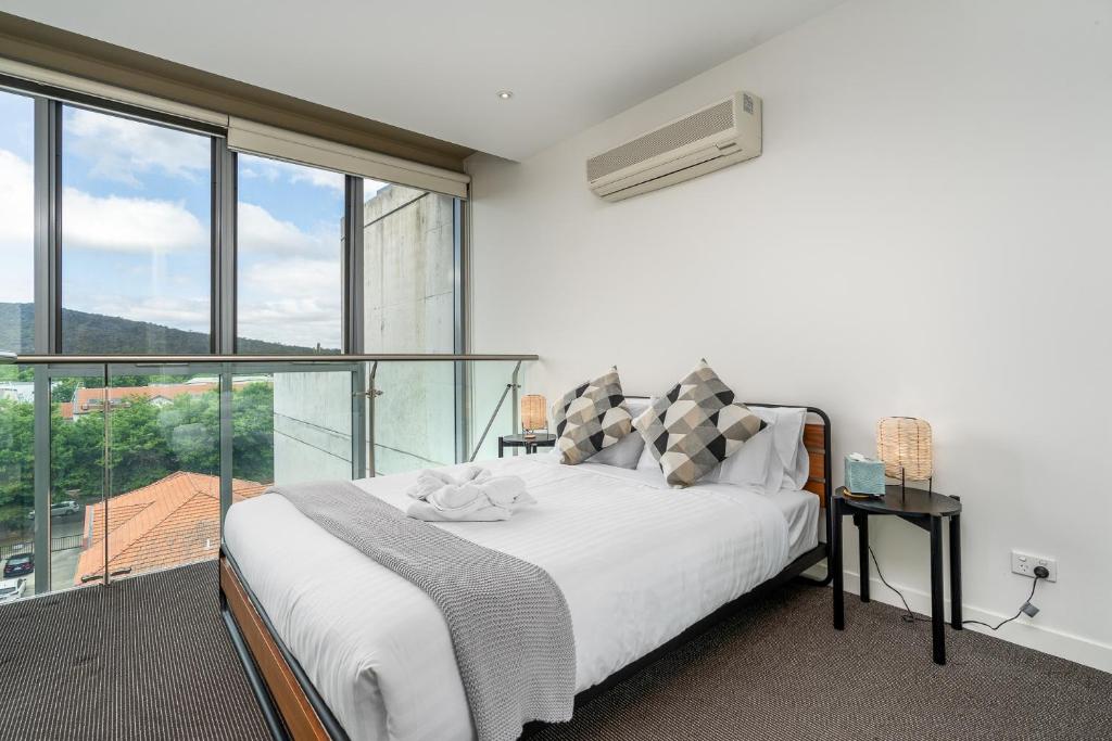 Bright Loft-Style Apartment with Gorgeous View - Hosted by CanStay