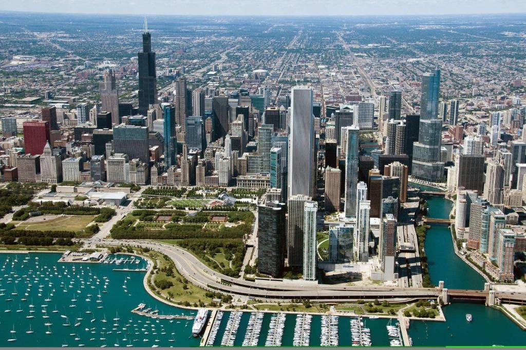 Radisson Blu Aqua Hotel Chicago - Tap to explore photos