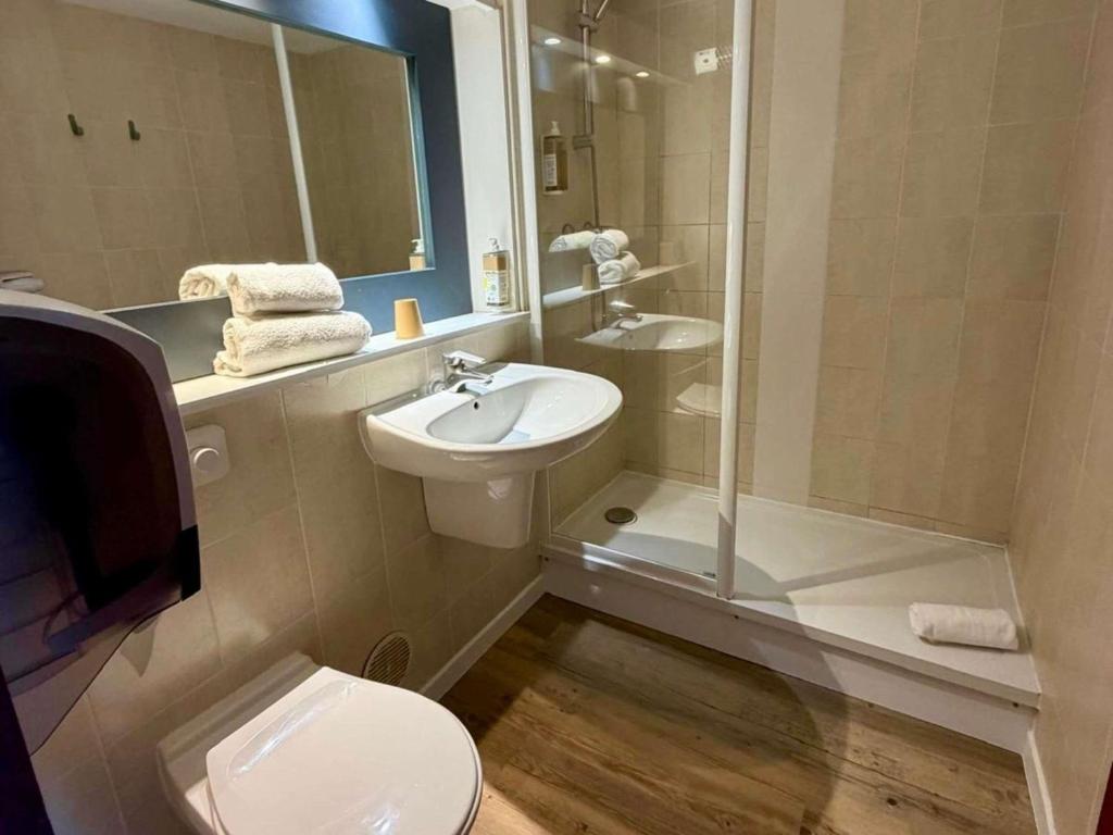 greet Hotel Belleville en Beaujolais A6 Room Type - POP Room with Two Single Beds