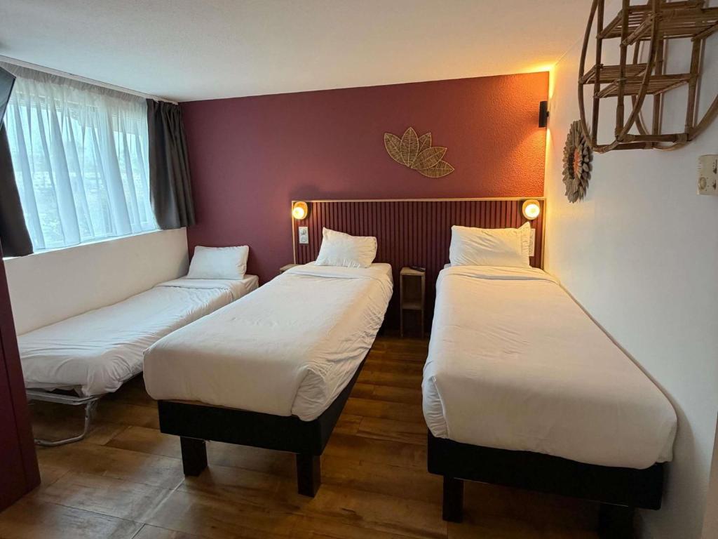 greet Hotel Belleville en Beaujolais A6 Room Type - Pop Room with Three Single Beds