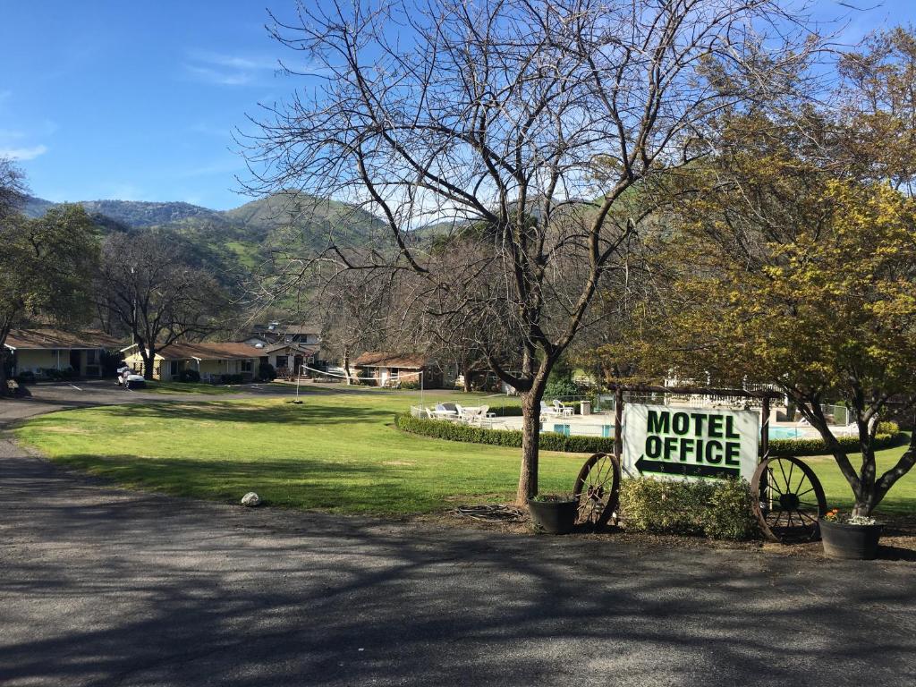 Lazy J Ranch Motel photo 4