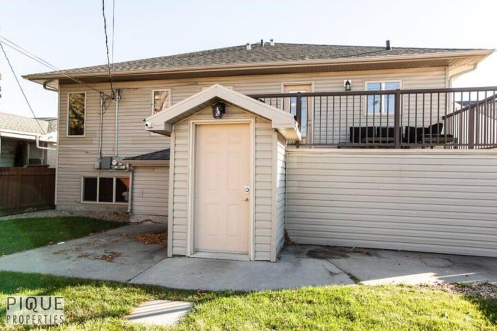 Chic Modern Vibes - KING Bed - Fireplace - Sleeps 4 - Wifi, Edmonton, Alberta