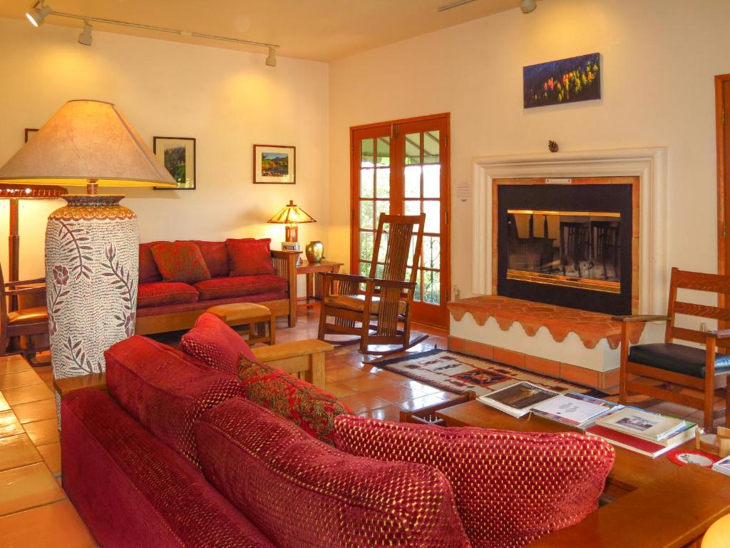 Topanga Canyon Inn B&B - Tap to explore photos