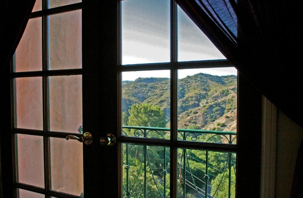 Topanga Canyon Inn B&B - Tap to explore photos