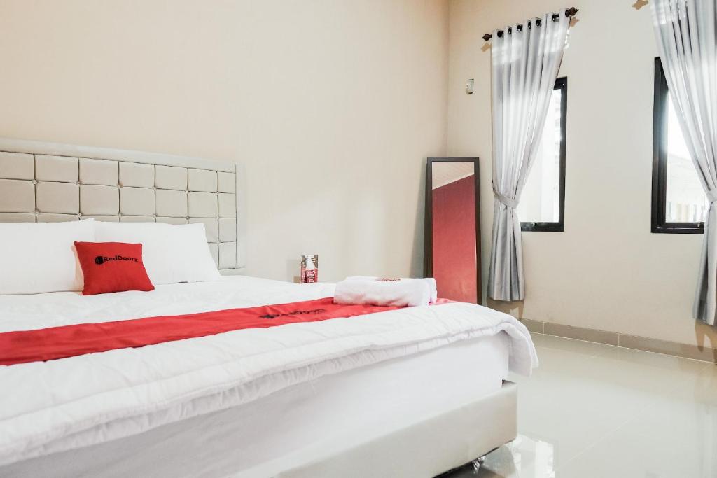 RedDoorz Syariah near Hajimena Lampung
