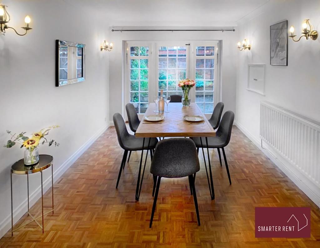 Maidenhead - 3 Bedroom House - Garden - Tap to explore photos